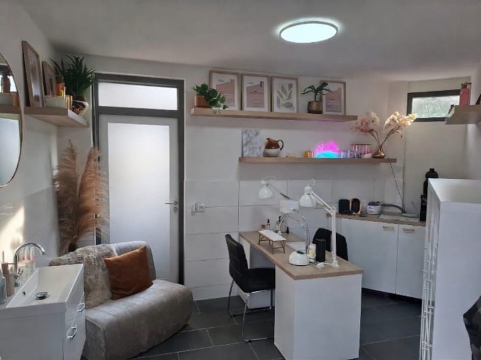 De salon van Daisy's Salon 1211 in Nijmegen Lindenholt: lichte, sfeervolle nagelstudio met manicuretafel en een knus zithoekje